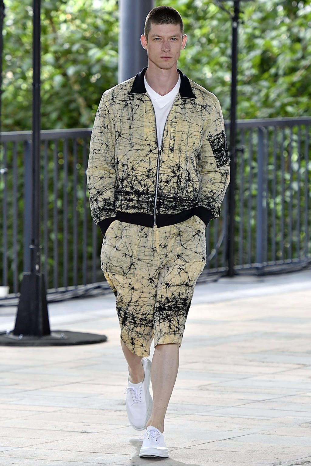 Fashion Week Paris Spring/Summer 2019 look 19 from the Issey Miyake Men collection menswear