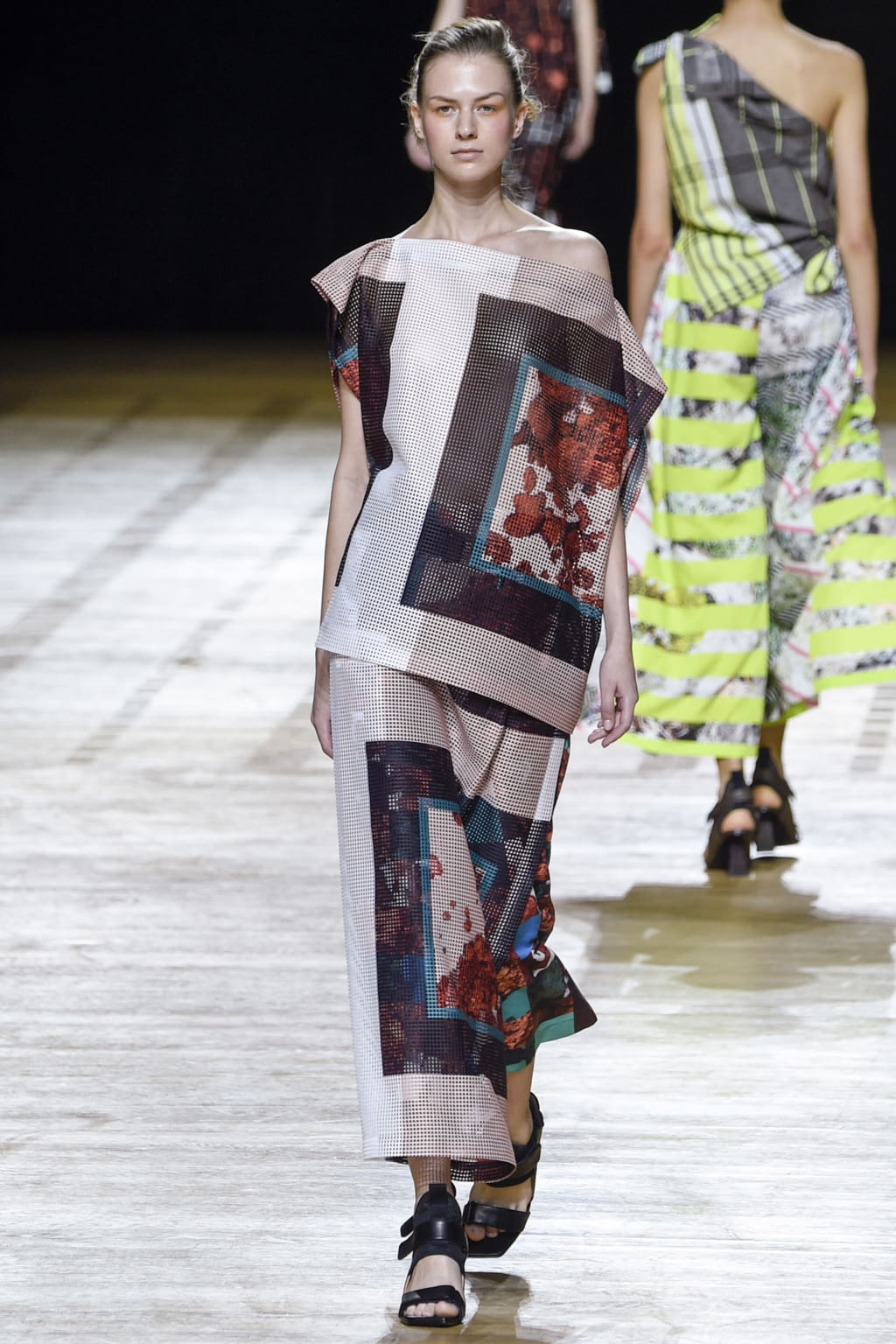 Fashion Week Paris Spring/Summer 2018 look 39 from the Issey Miyake collection womenswear