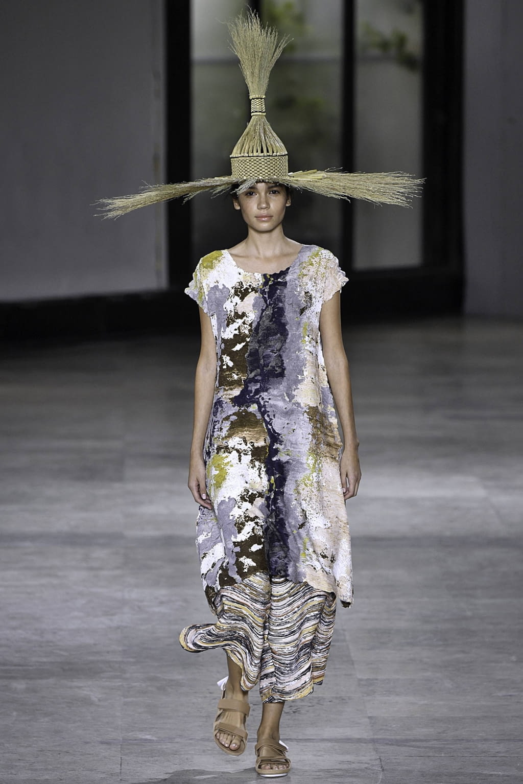 Fashion Week Paris Spring/Summer 2019 look 1 from the Issey Miyake collection 女装