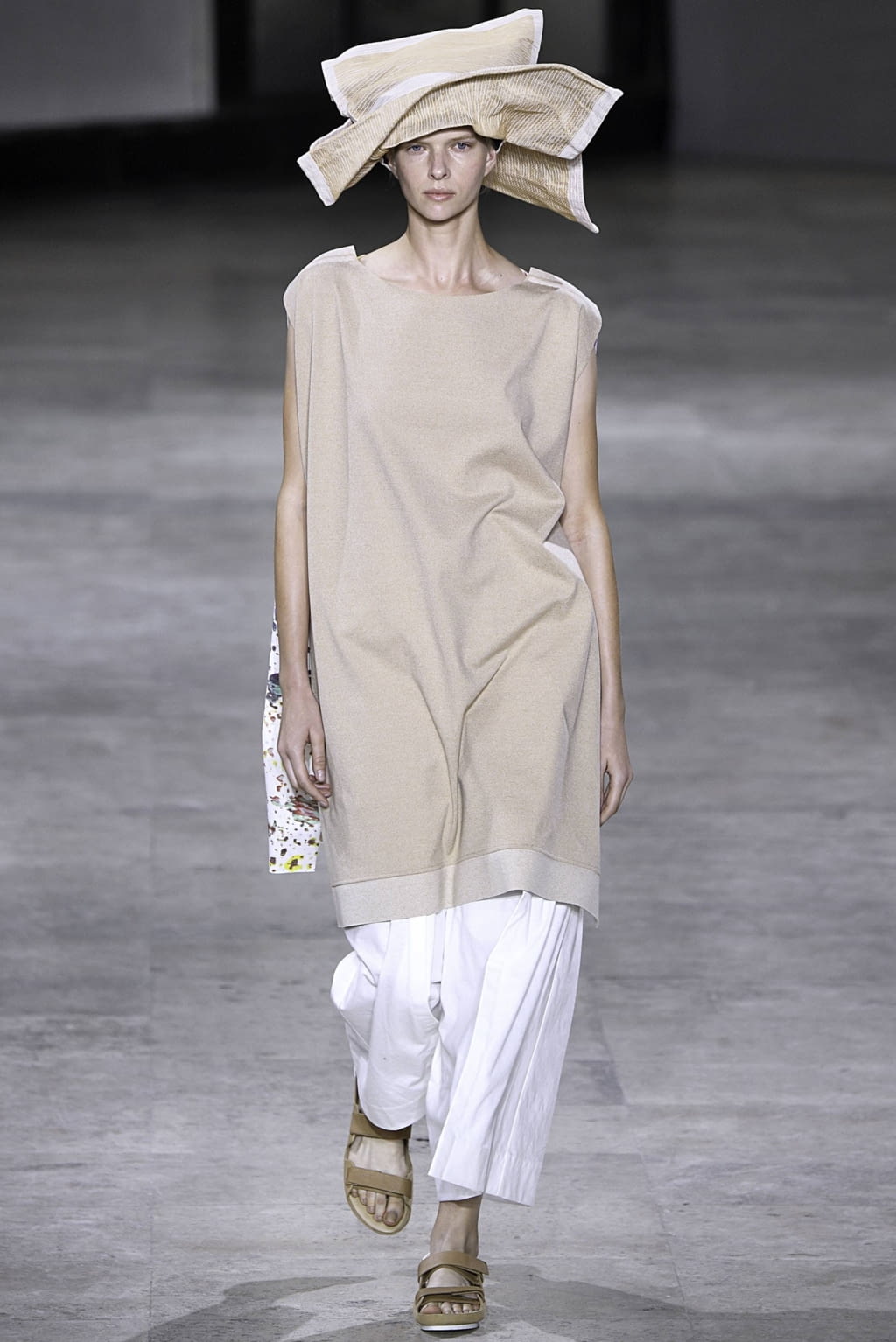 Fashion Week Paris Spring/Summer 2019 look 7 from the Issey Miyake collection 女装