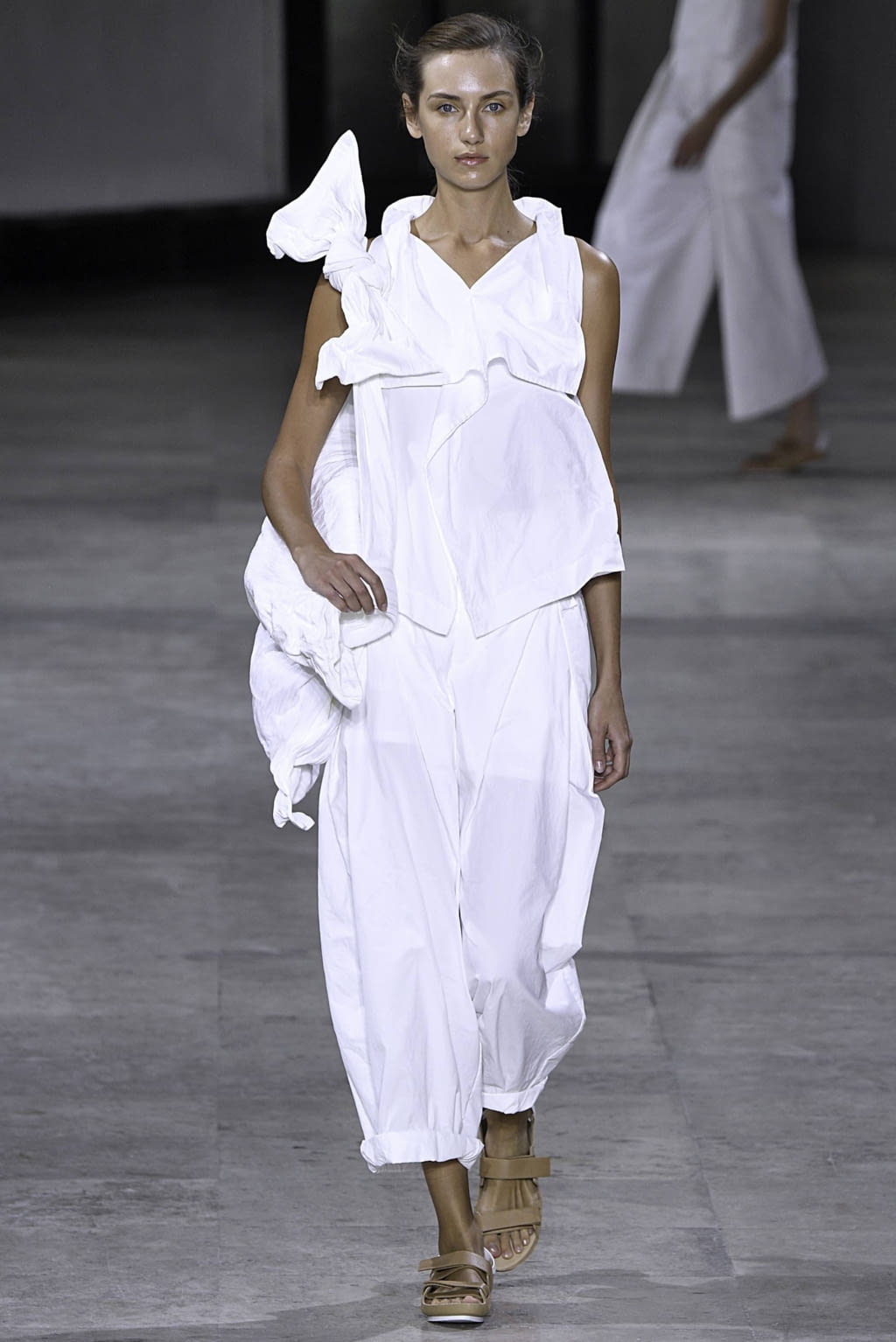 Fashion Week Paris Spring/Summer 2019 look 9 from the Issey Miyake collection 女装