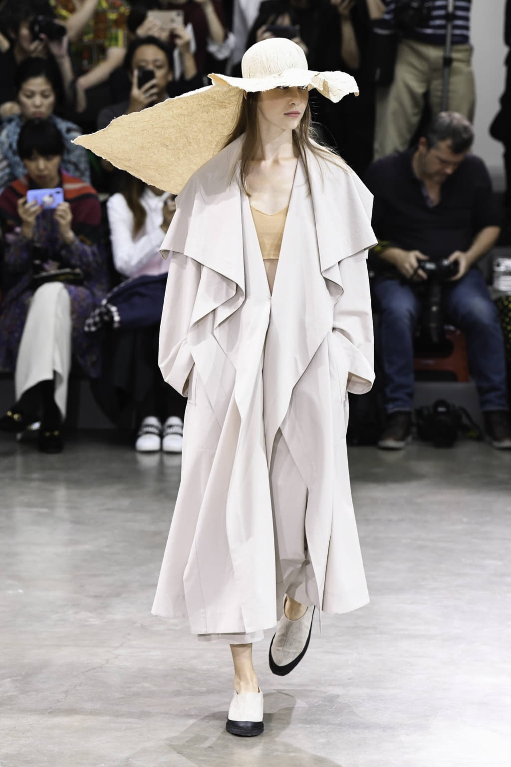 Fashion Week Paris Spring/Summer 2020 look 1 from the Issey Miyake collection 女装