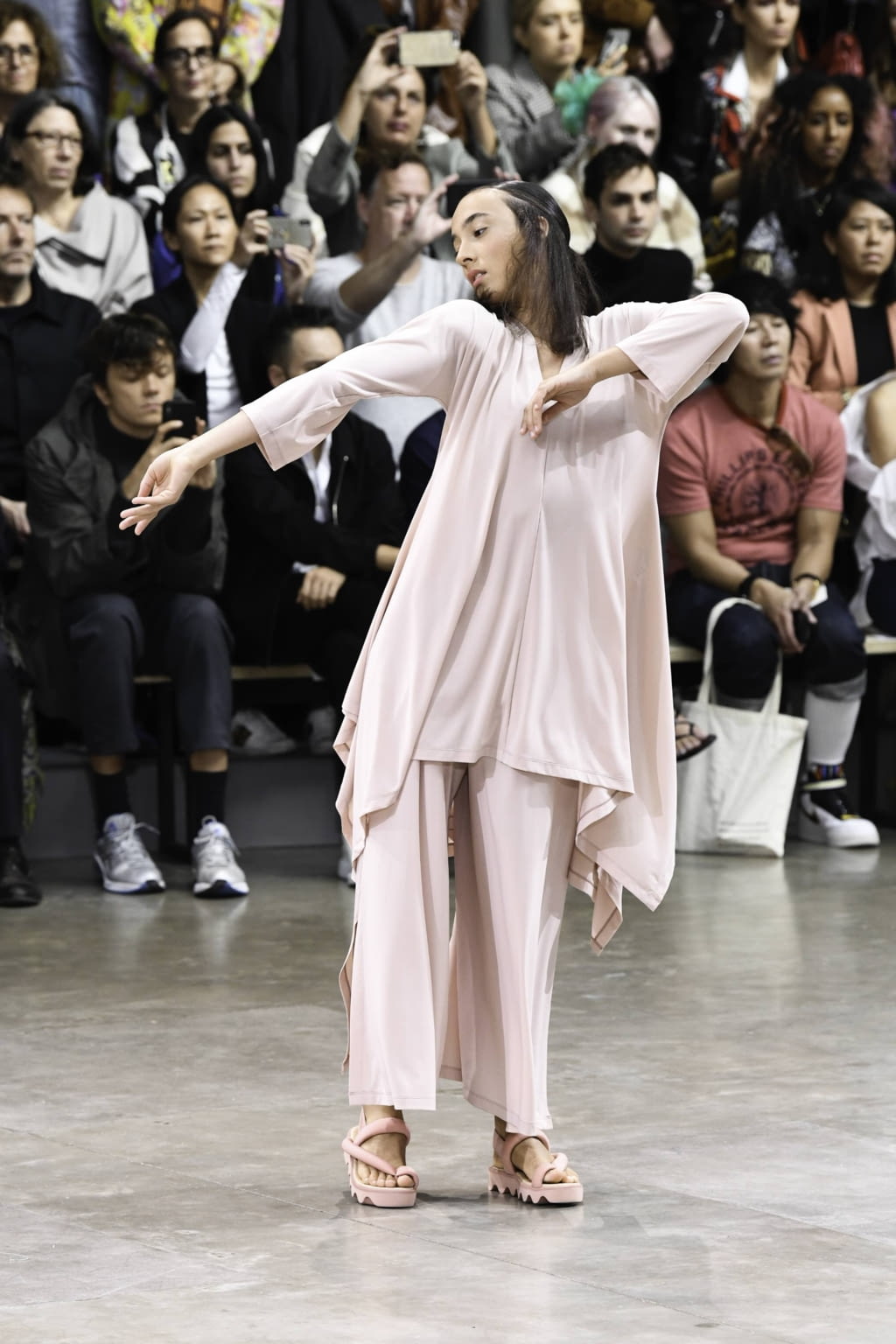 Fashion Week Paris Spring/Summer 2020 look 8 from the Issey Miyake collection 女装