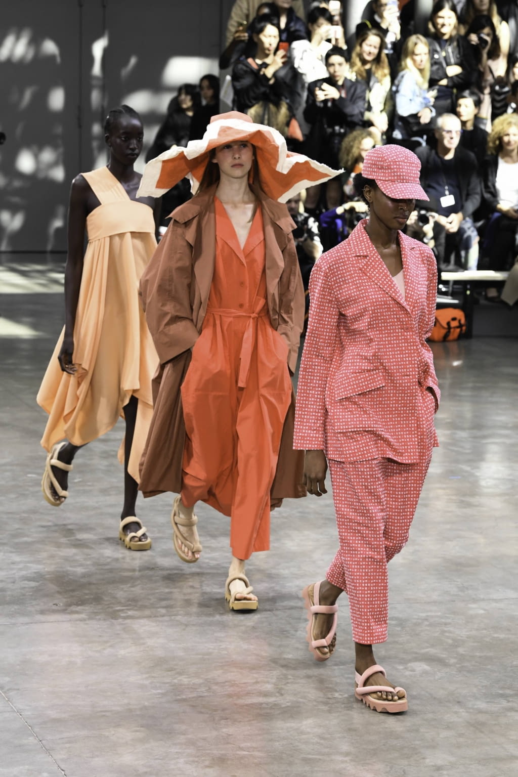 Fashion Week Paris Spring/Summer 2020 look 66 from the Issey Miyake collection 女装