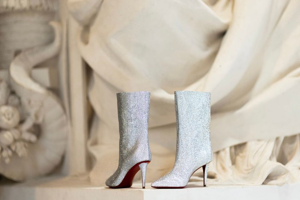 Fashion Week Paris Spring/Summer 2024 look 69 from the Christian Louboutin collection 女装配饰