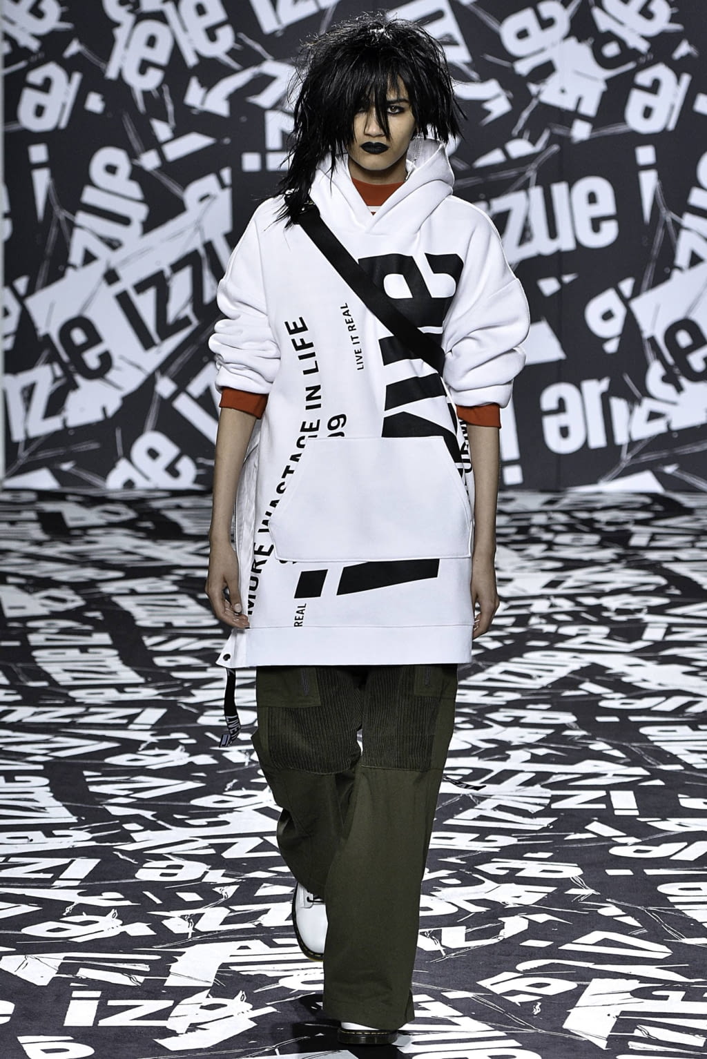 Fashion Week London Fall/Winter 2019 look 1 from the Izzue collection 女装