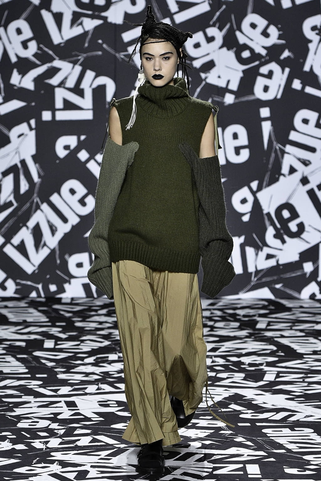 Fashion Week London Fall/Winter 2019 look 14 from the Izzue collection 女装