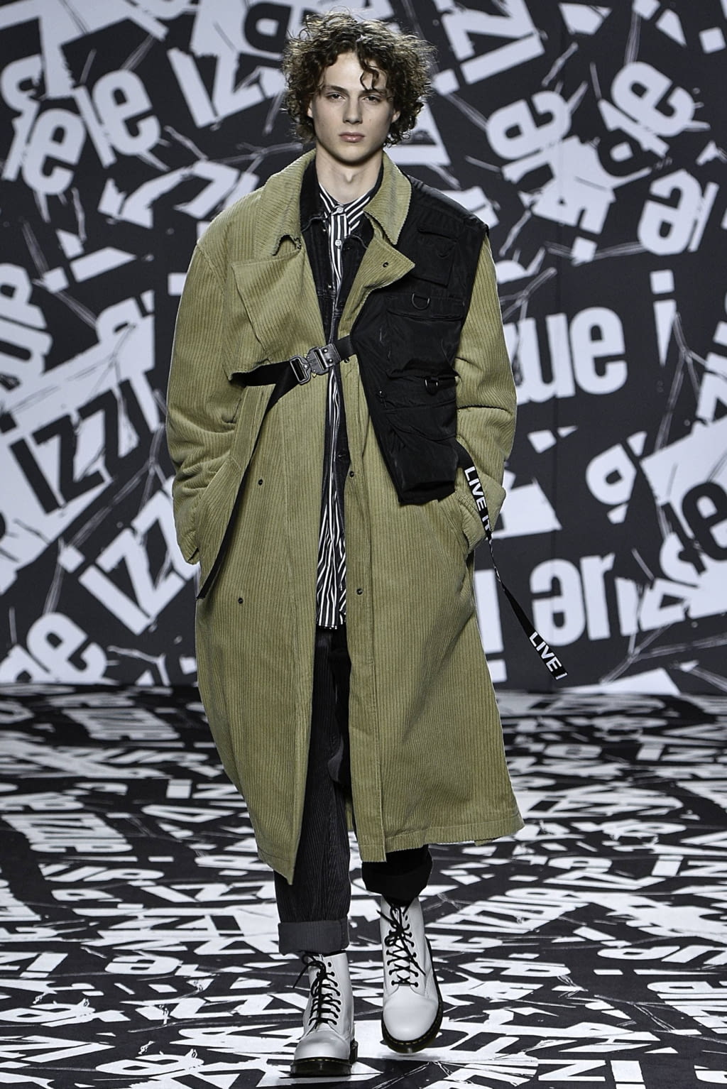 Fashion Week London Fall/Winter 2019 look 15 from the Izzue collection 女装
