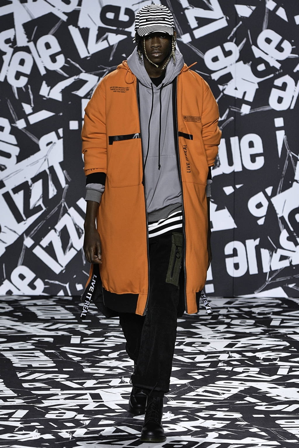 Fashion Week London Fall/Winter 2019 look 19 from the Izzue collection 女装