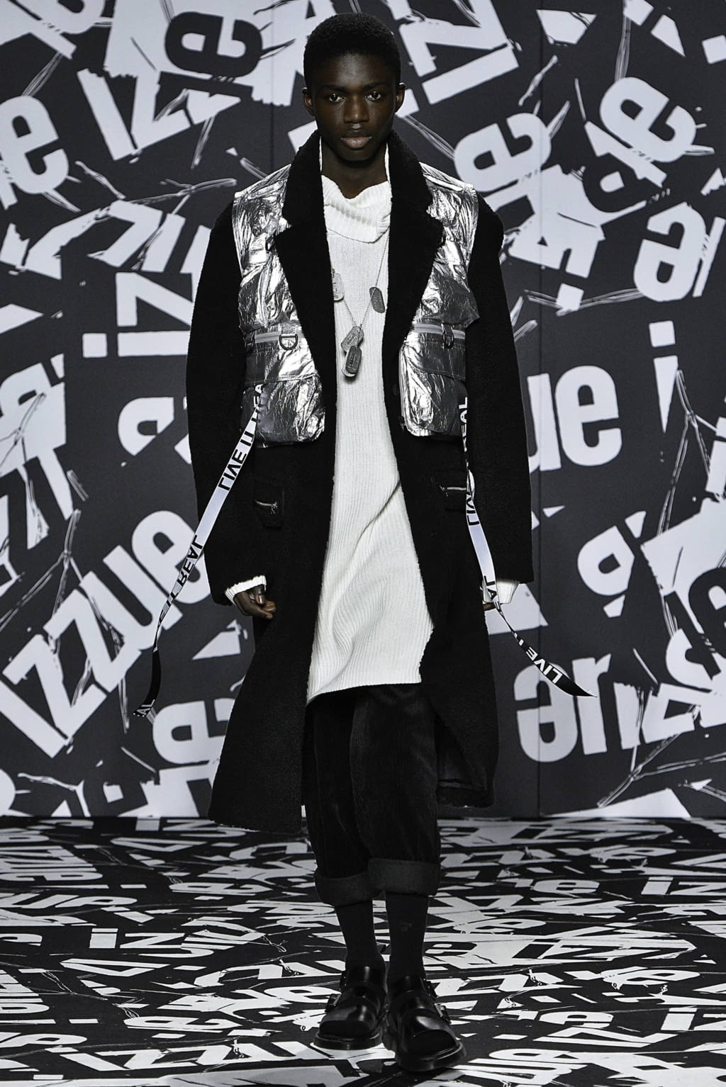 Fashion Week London Fall/Winter 2019 look 32 from the Izzue collection womenswear