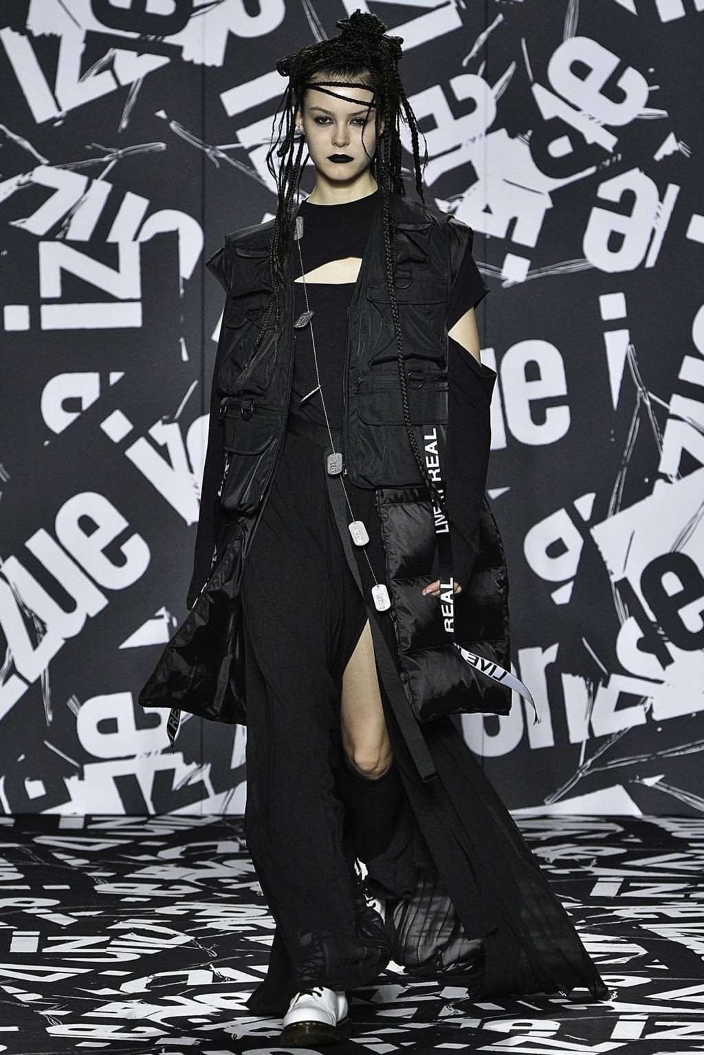 Fashion Week London Fall/Winter 2019 look 33 from the Izzue collection womenswear