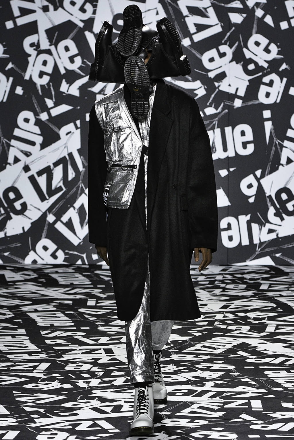 Fashion Week London Fall/Winter 2019 look 38 from the Izzue collection 女装