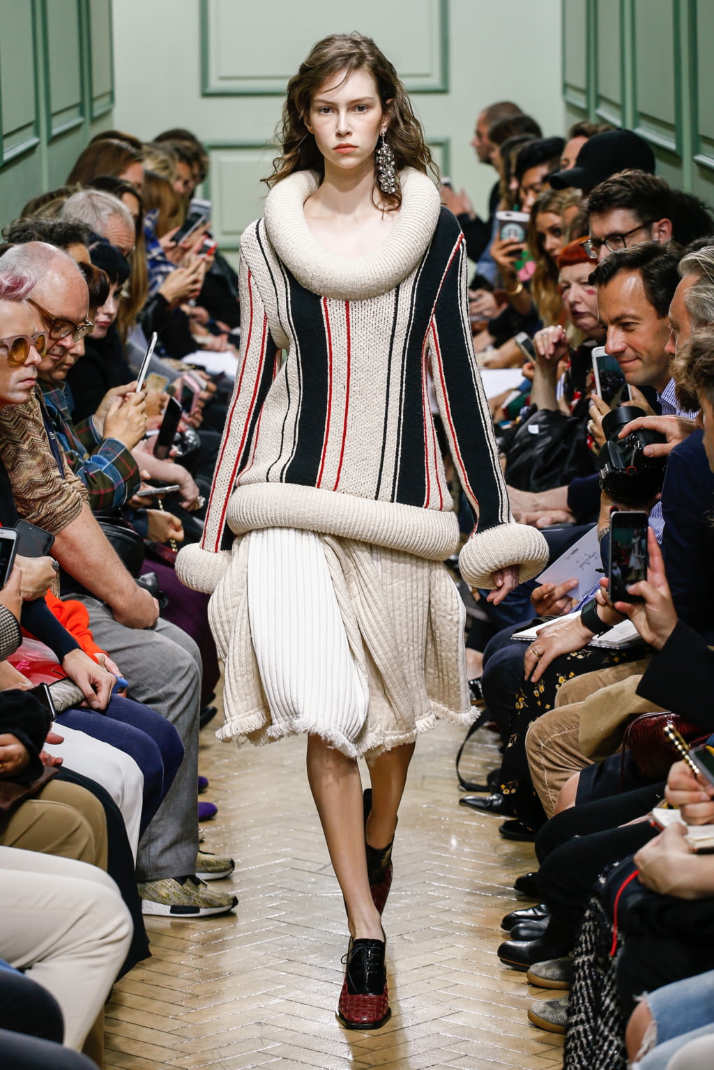 Fashion Week London Spring/Summer 2017 look 27 from the JW Anderson collection 女装