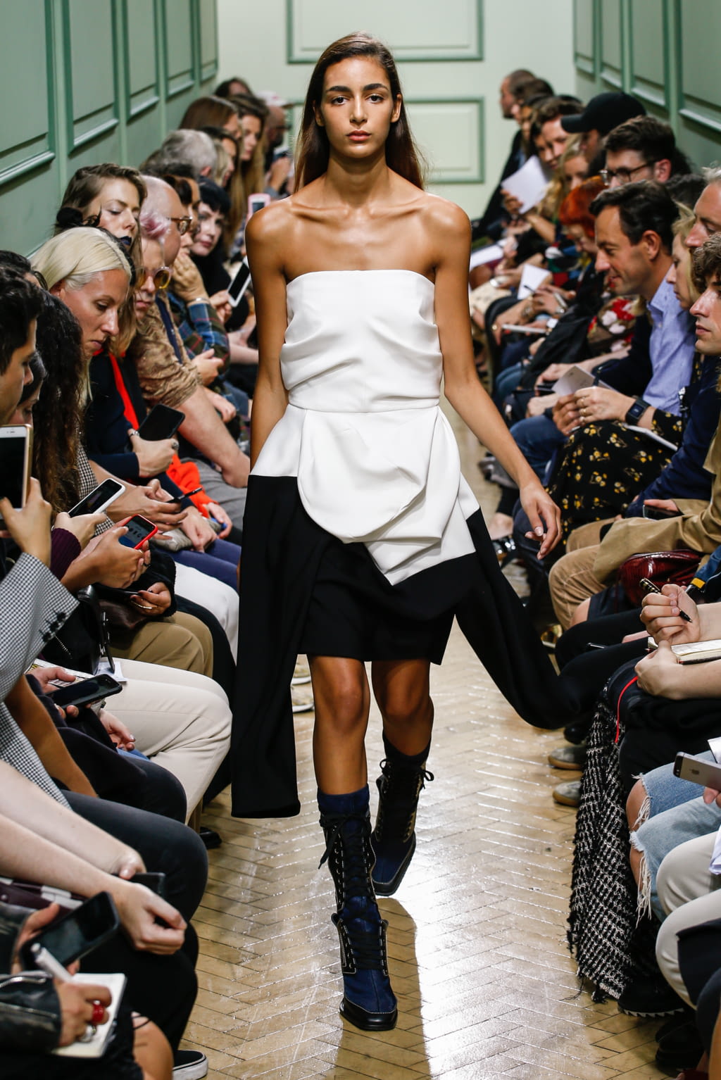 Fashion Week London Spring/Summer 2017 look 43 de la collection JW Anderson womenswear