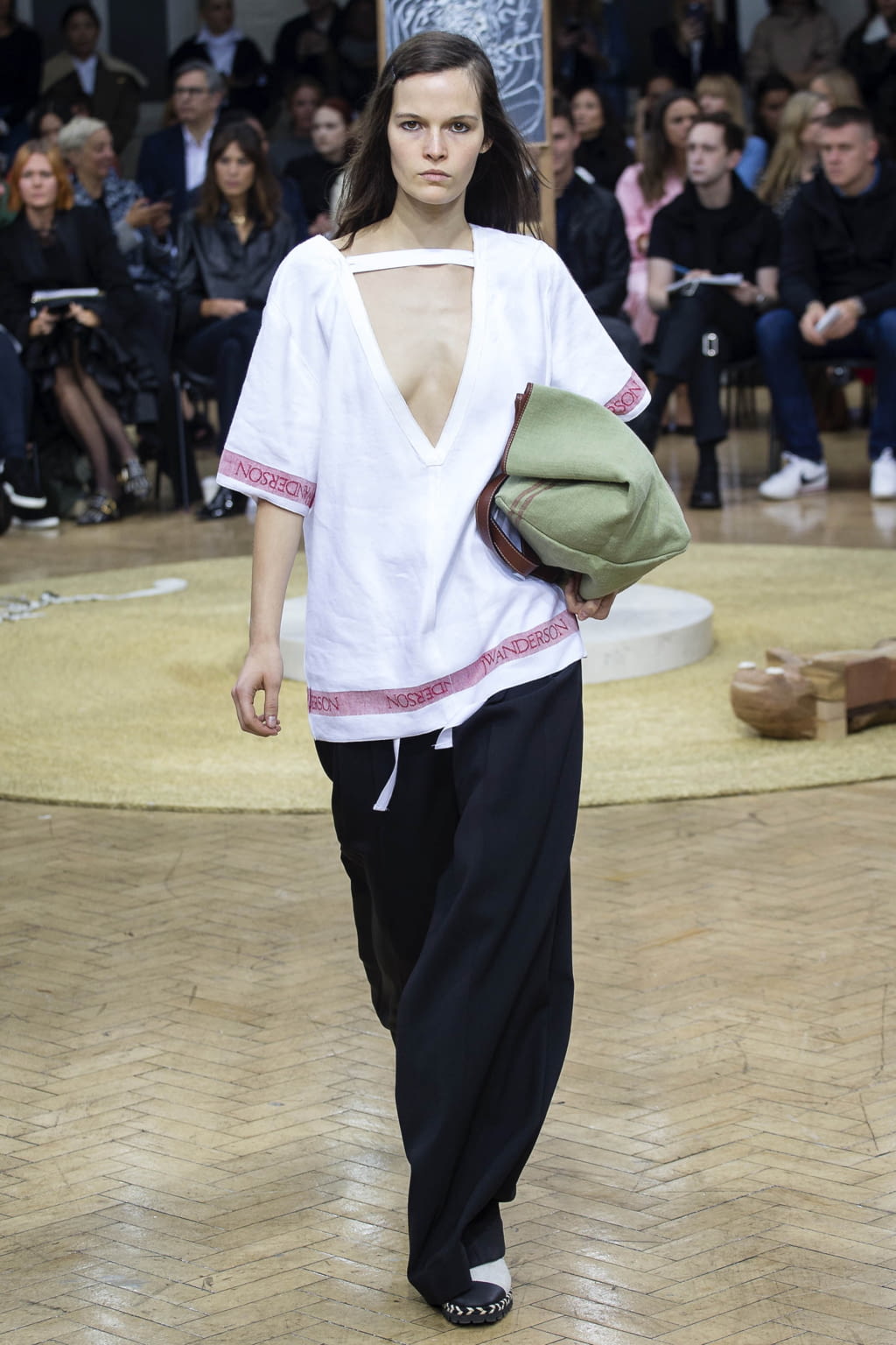 Fashion Week London Spring/Summer 2018 look 15 from the JW Anderson collection 女装