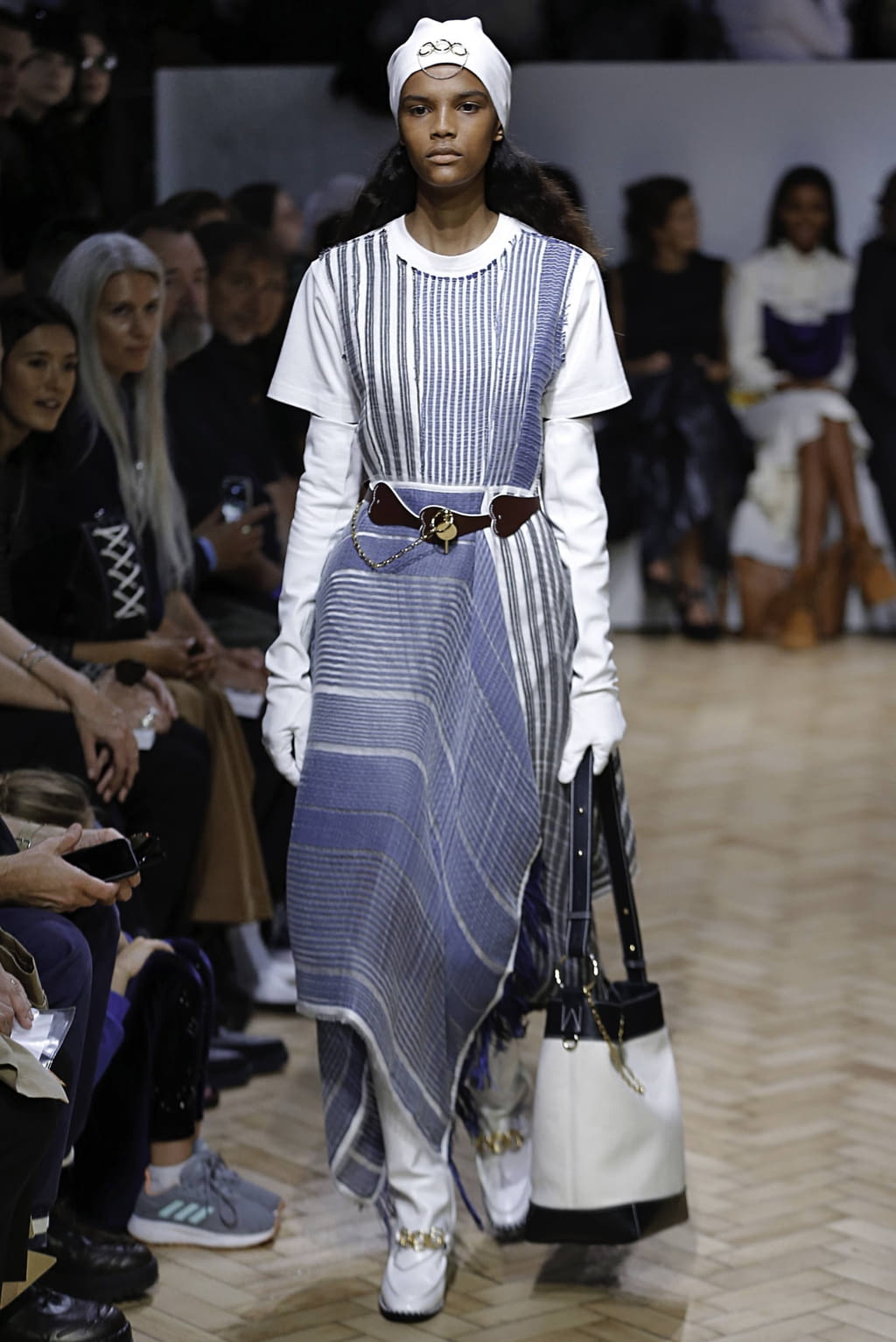 Fashion Week London Spring/Summer 2019 look 1 from the JW Anderson collection 女装