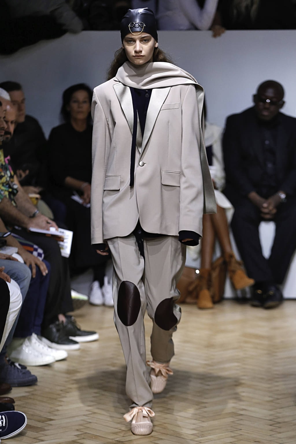 Fashion Week London Spring/Summer 2019 look 53 from the JW Anderson collection 女装