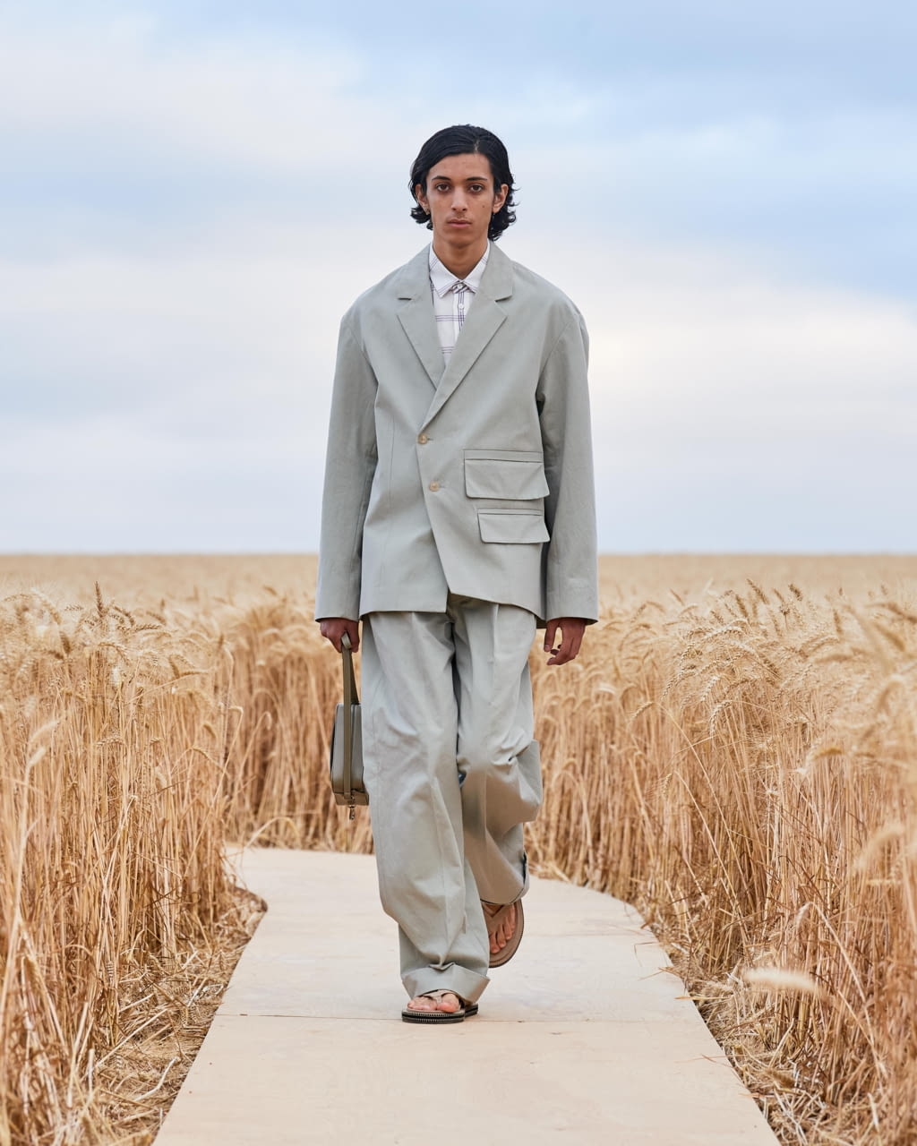 Fashion Week Paris Spring/Summer 2021 look 21 from the Jacquemus collection menswear