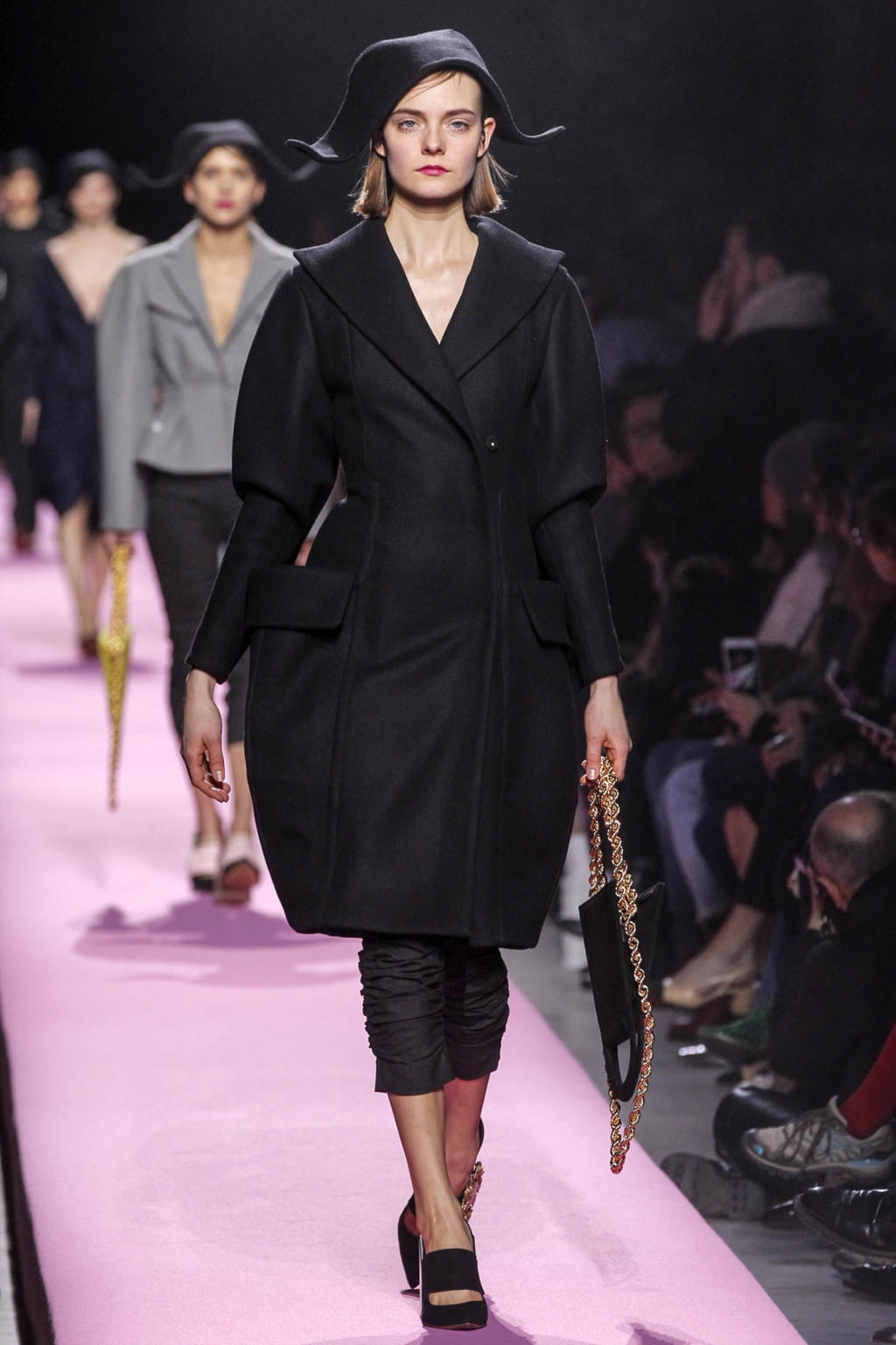 Fashion Week Paris Fall/Winter 2017 look 31 de la collection Jacquemus womenswear