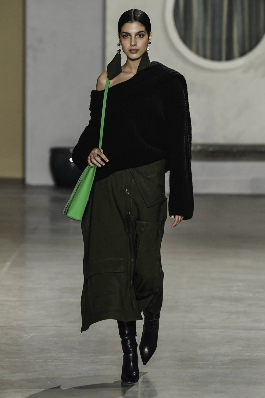 Fashion Week Paris Fall/Winter 2019 look 8 from the Jacquemus collection womenswear