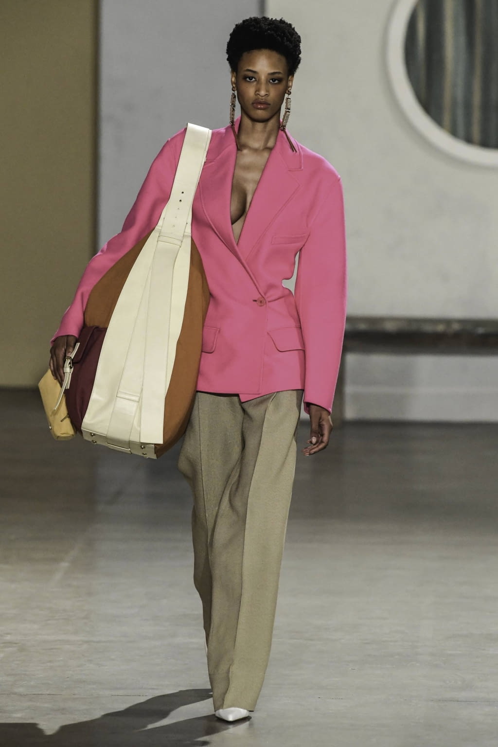 Fashion Week Paris Fall/Winter 2019 look 16 from the Jacquemus collection womenswear