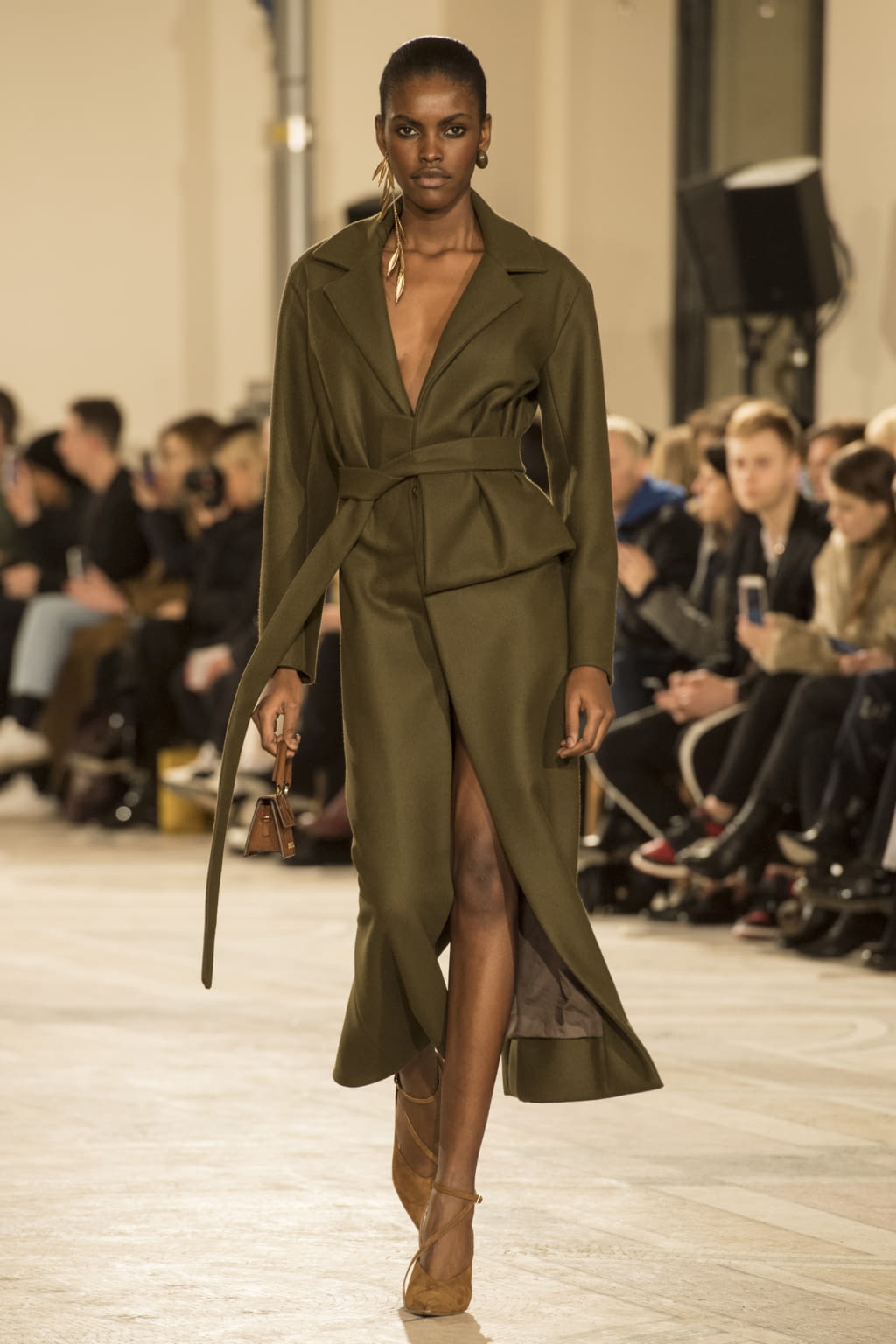Fashion Week Paris Fall/Winter 2018 look 5 from the Jacquemus collection womenswear