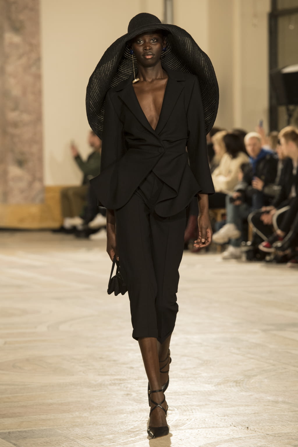 Fashion Week Paris Fall/Winter 2018 look 7 from the Jacquemus collection 女装