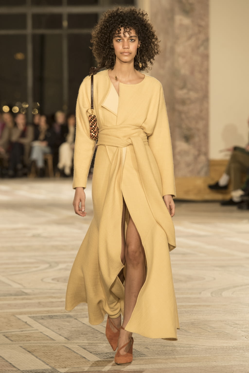 Fashion Week Paris Fall/Winter 2018 look 15 from the Jacquemus collection 女装