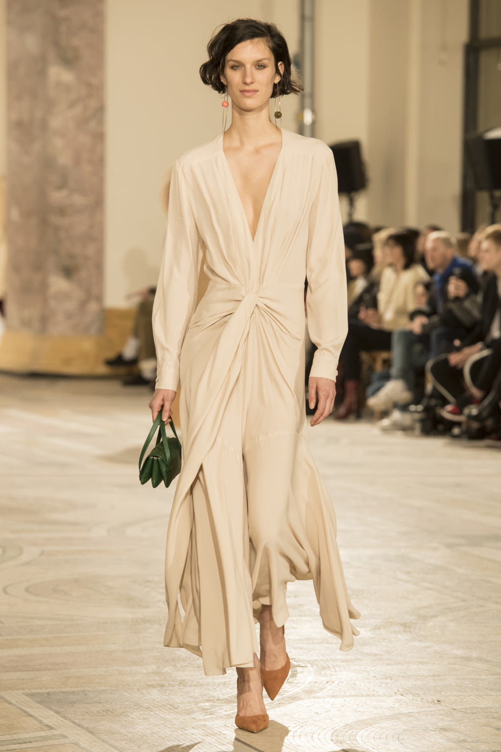 Fashion Week Paris Fall/Winter 2018 look 23 from the Jacquemus collection 女装