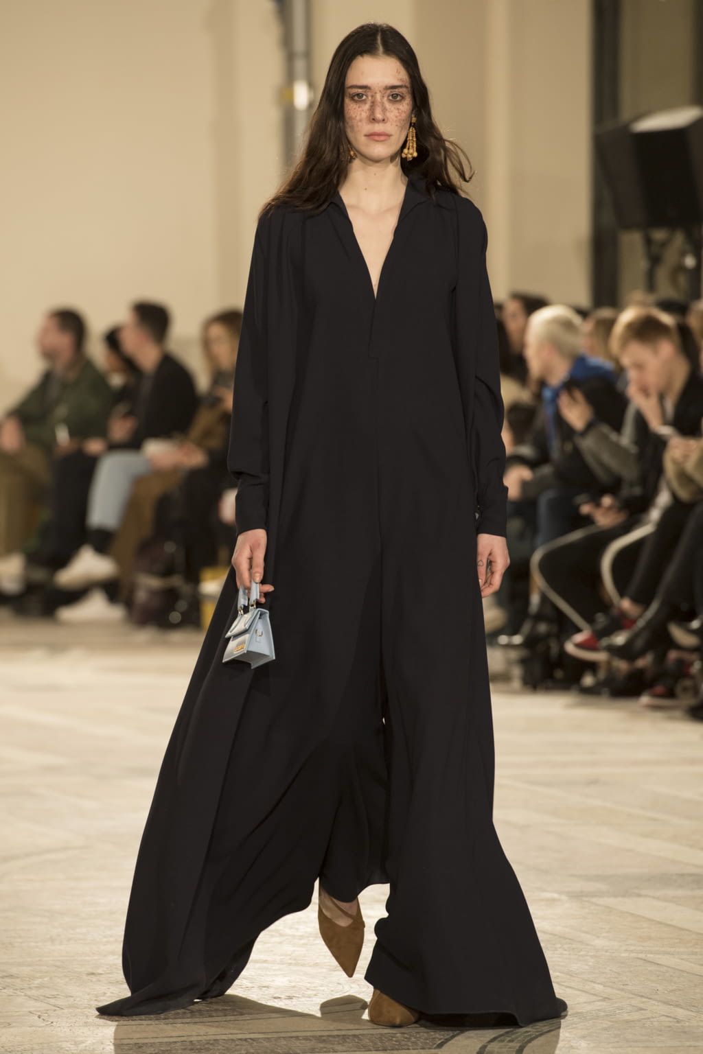 Fashion Week Paris Fall/Winter 2018 look 25 from the Jacquemus collection womenswear