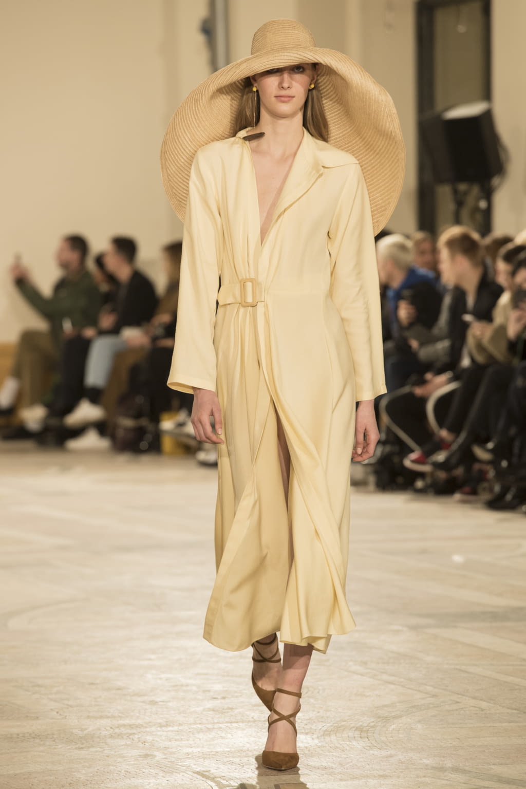 Fashion Week Paris Fall/Winter 2018 look 26 from the Jacquemus collection womenswear