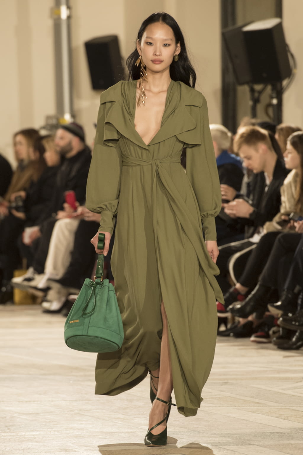 Fashion Week Paris Fall/Winter 2018 look 27 from the Jacquemus collection 女装