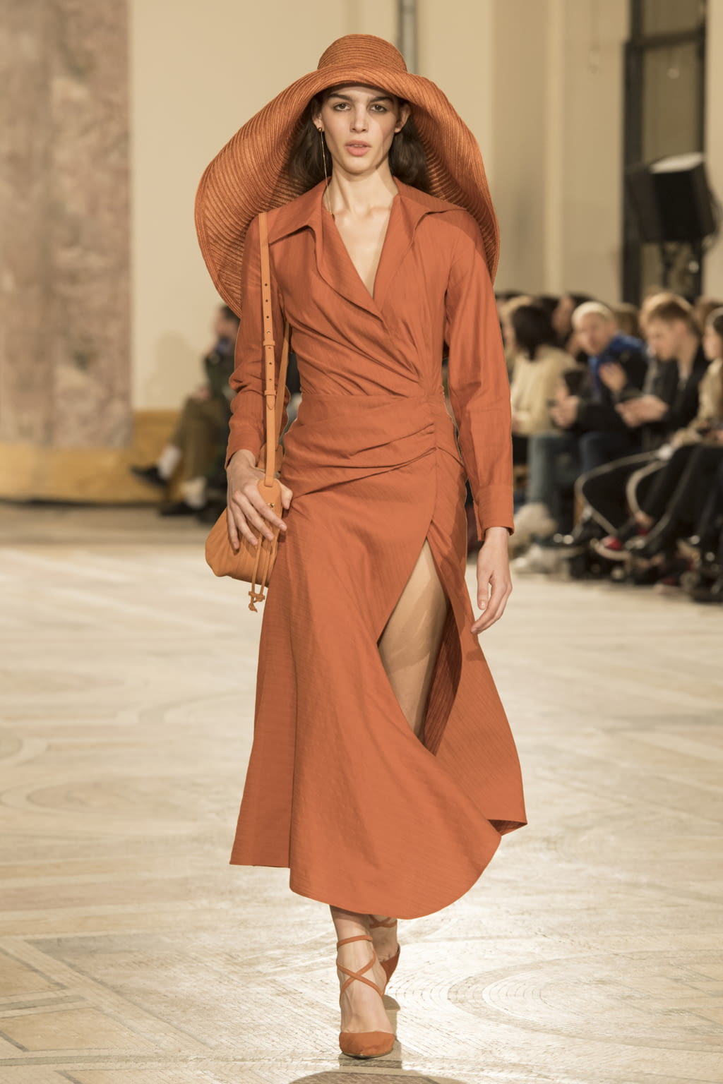 Fashion Week Paris Fall/Winter 2018 look 28 de la collection Jacquemus womenswear