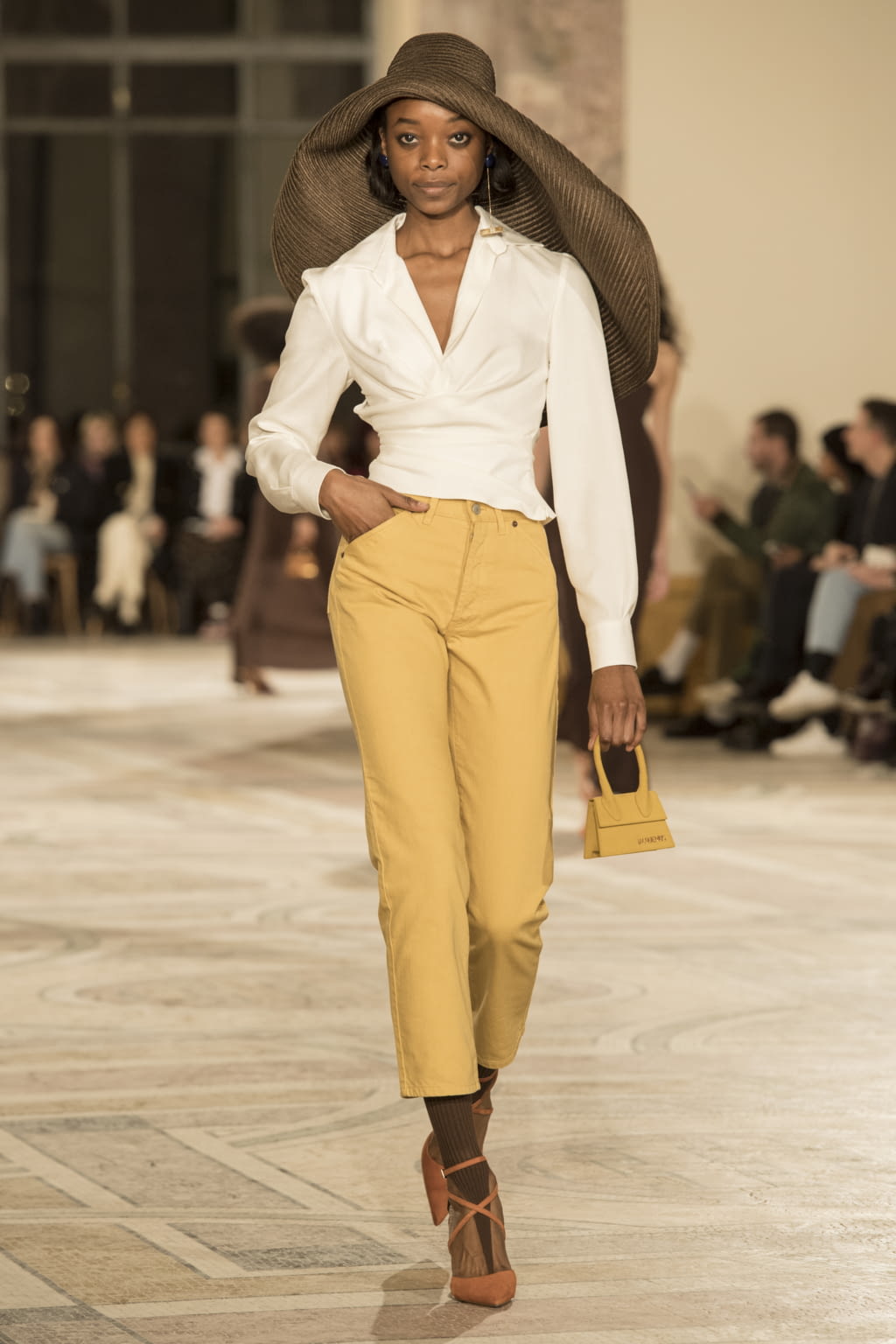 Fashion Week Paris Fall/Winter 2018 look 30 from the Jacquemus collection womenswear