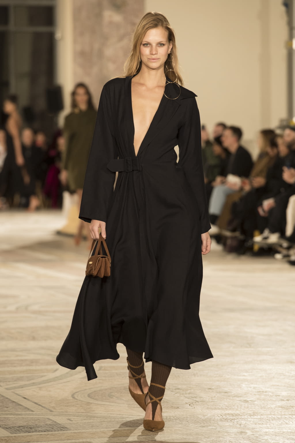 Fashion Week Paris Fall/Winter 2018 look 35 from the Jacquemus collection womenswear