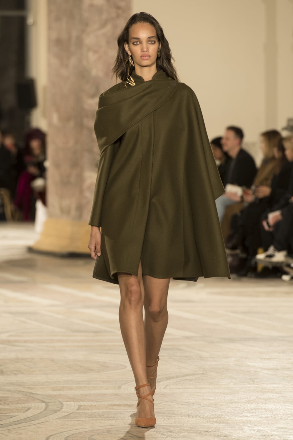 Fashion Week Paris Fall/Winter 2018 look 36 from the Jacquemus collection 女装
