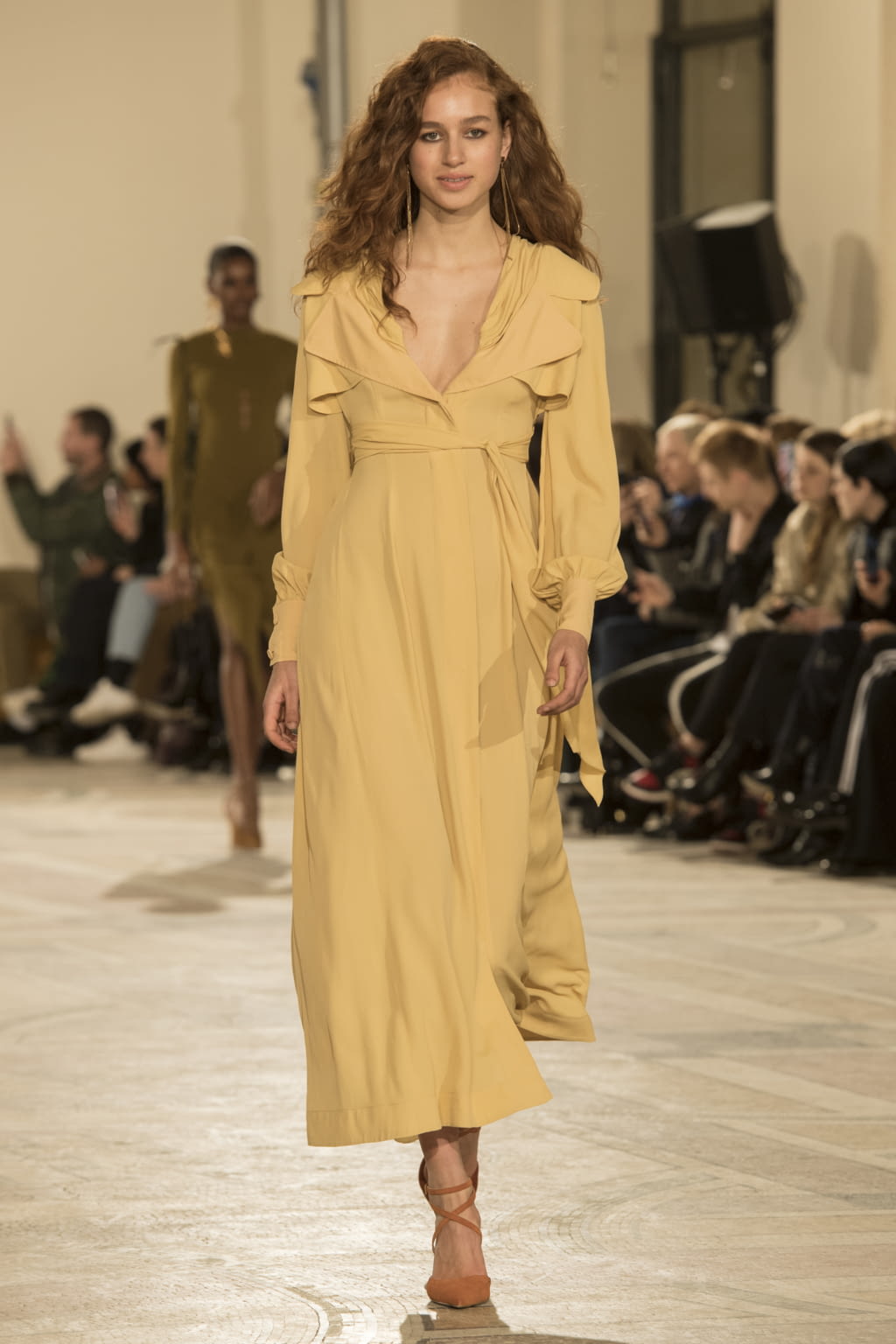 Fashion Week Paris Fall/Winter 2018 look 39 from the Jacquemus collection womenswear