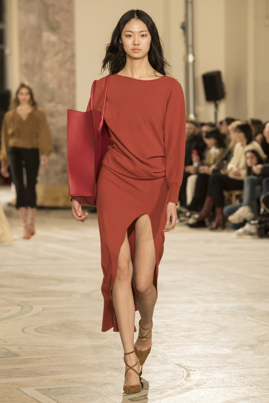 Fashion Week Paris Fall/Winter 2018 look 44 de la collection Jacquemus womenswear