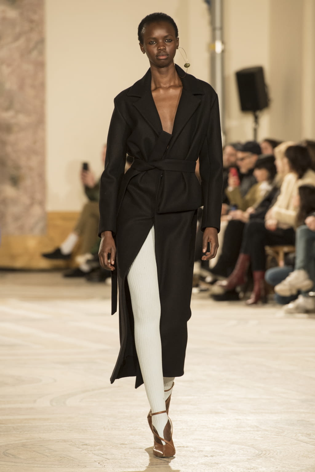 Fashion Week Paris Fall/Winter 2018 look 53 from the Jacquemus collection 女装