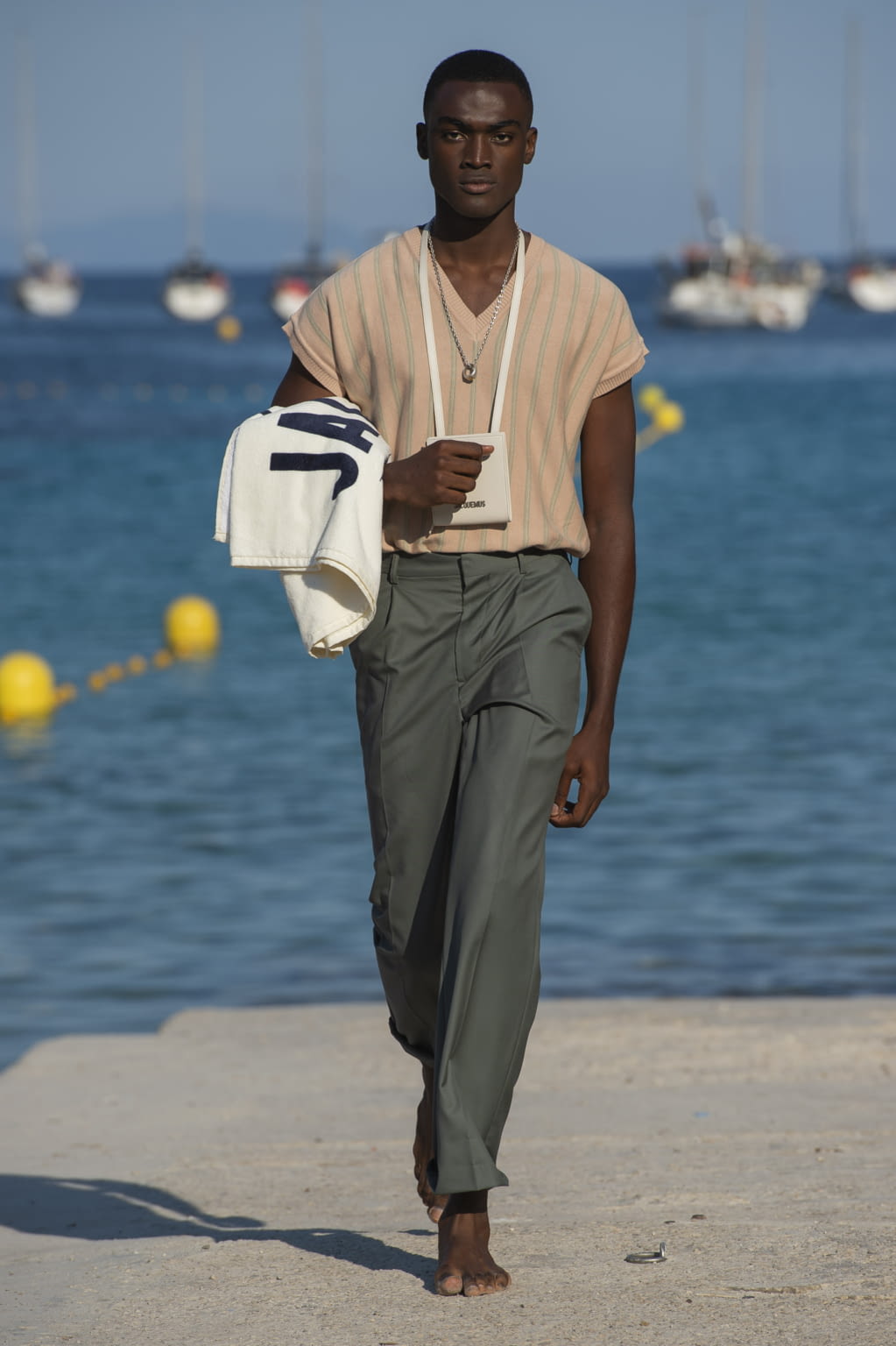 Fashion Week Paris Spring/Summer 2019 look 20 from the Jacquemus collection 男装