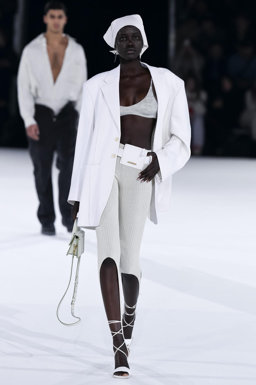 Fashion Week Paris Fall/Winter 2020 look 3 de la collection Jacquemus womenswear