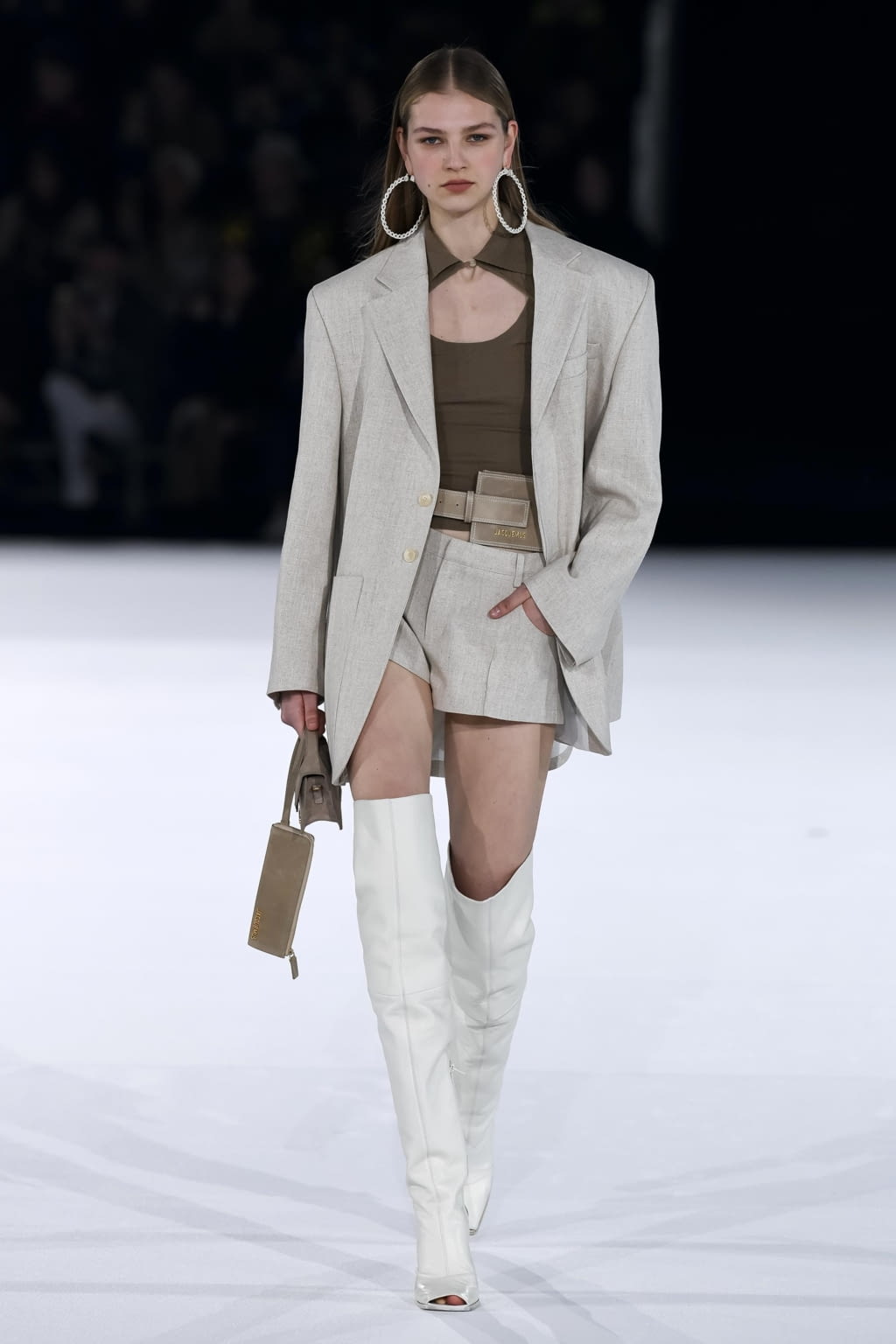 Fashion Week Paris Fall/Winter 2020 look 9 de la collection Jacquemus womenswear