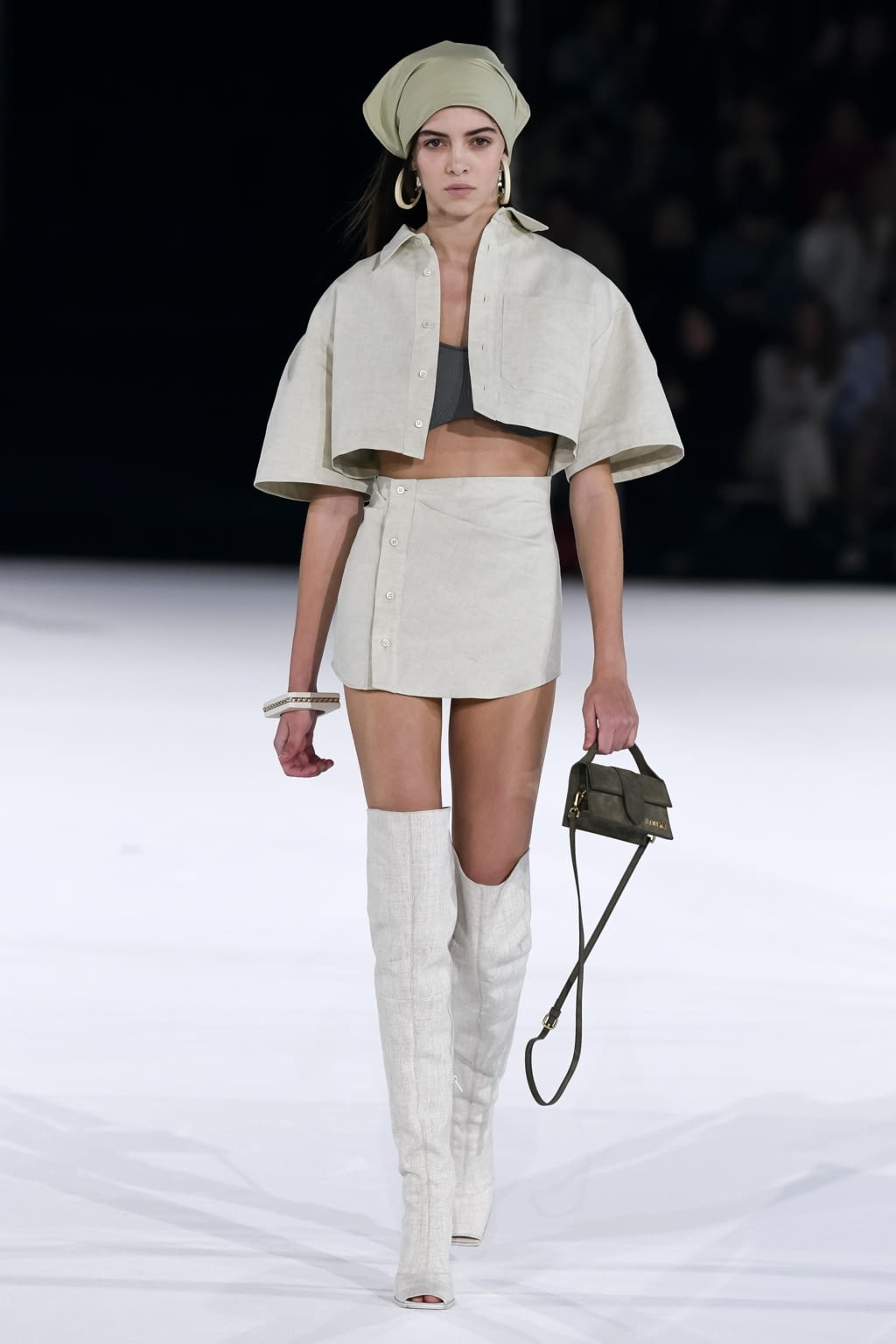 Fashion Week Paris Fall/Winter 2020 look 17 from the Jacquemus collection 女装