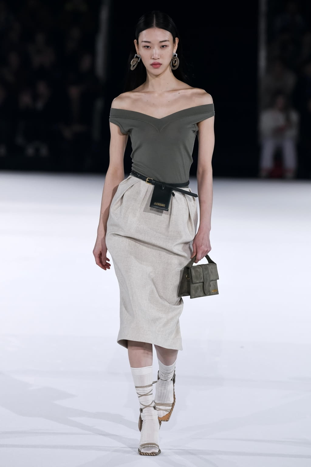 Fashion Week Paris Fall/Winter 2020 look 20 from the Jacquemus collection 女装