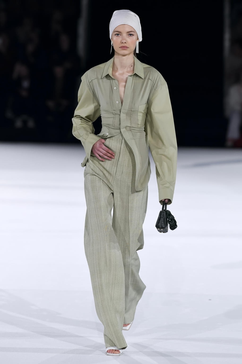 Fashion Week Paris Fall/Winter 2020 look 27 from the Jacquemus collection 女装
