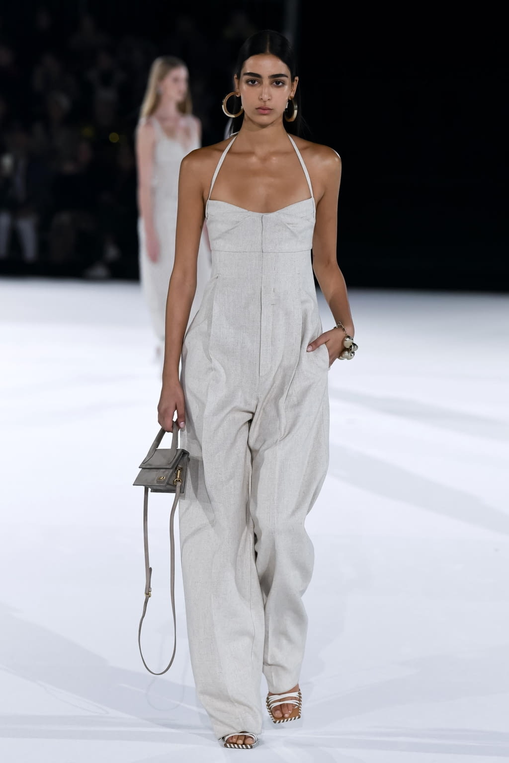 Fashion Week Paris Fall/Winter 2020 look 57 from the Jacquemus collection 女装