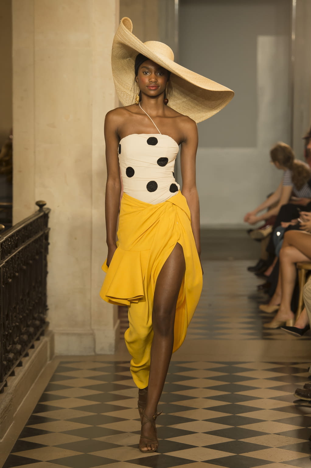 Fashion Week Paris Spring/Summer 2018 look 16 from the Jacquemus collection 女装