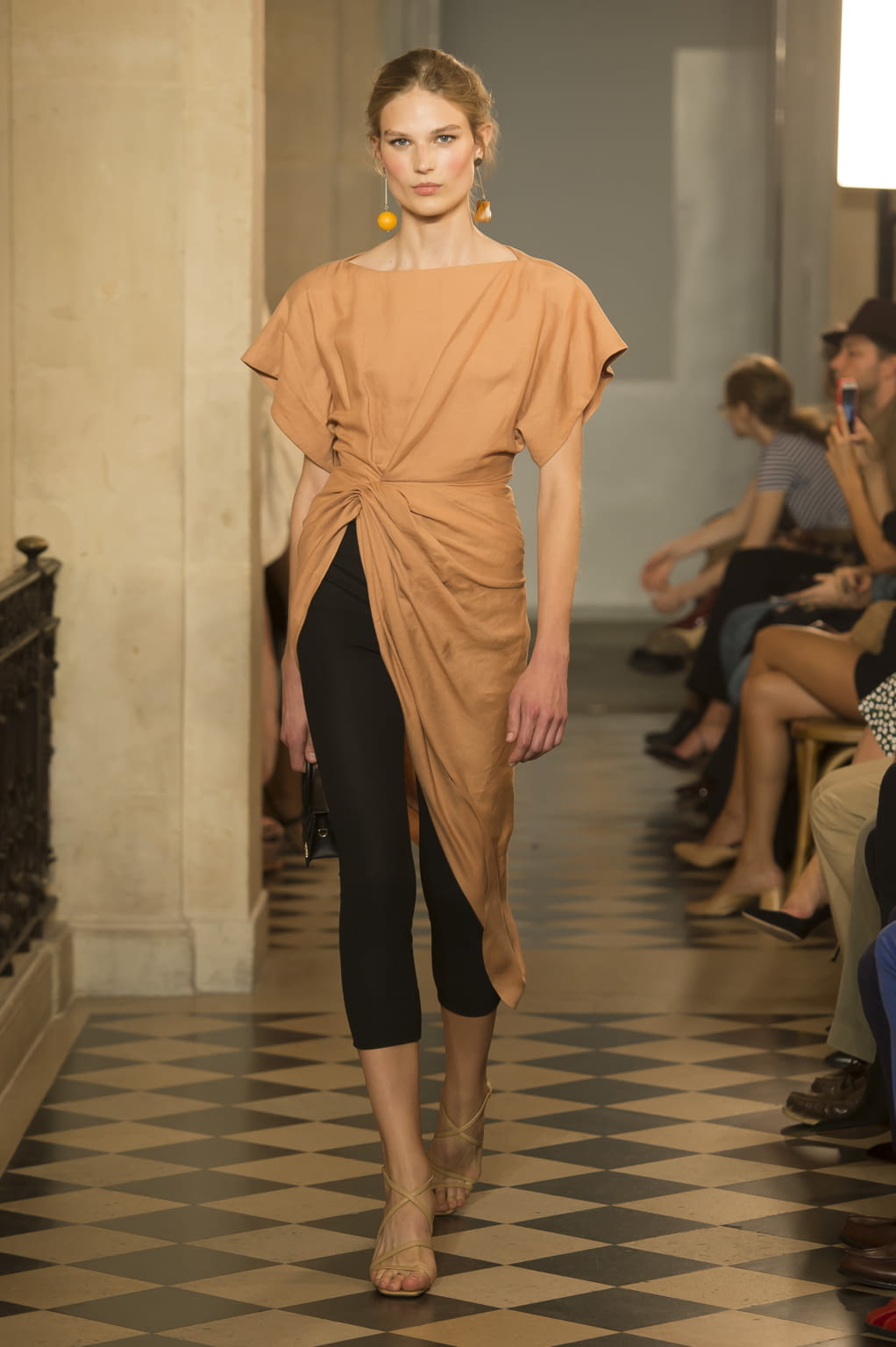 Fashion Week Paris Spring/Summer 2018 look 23 de la collection Jacquemus womenswear