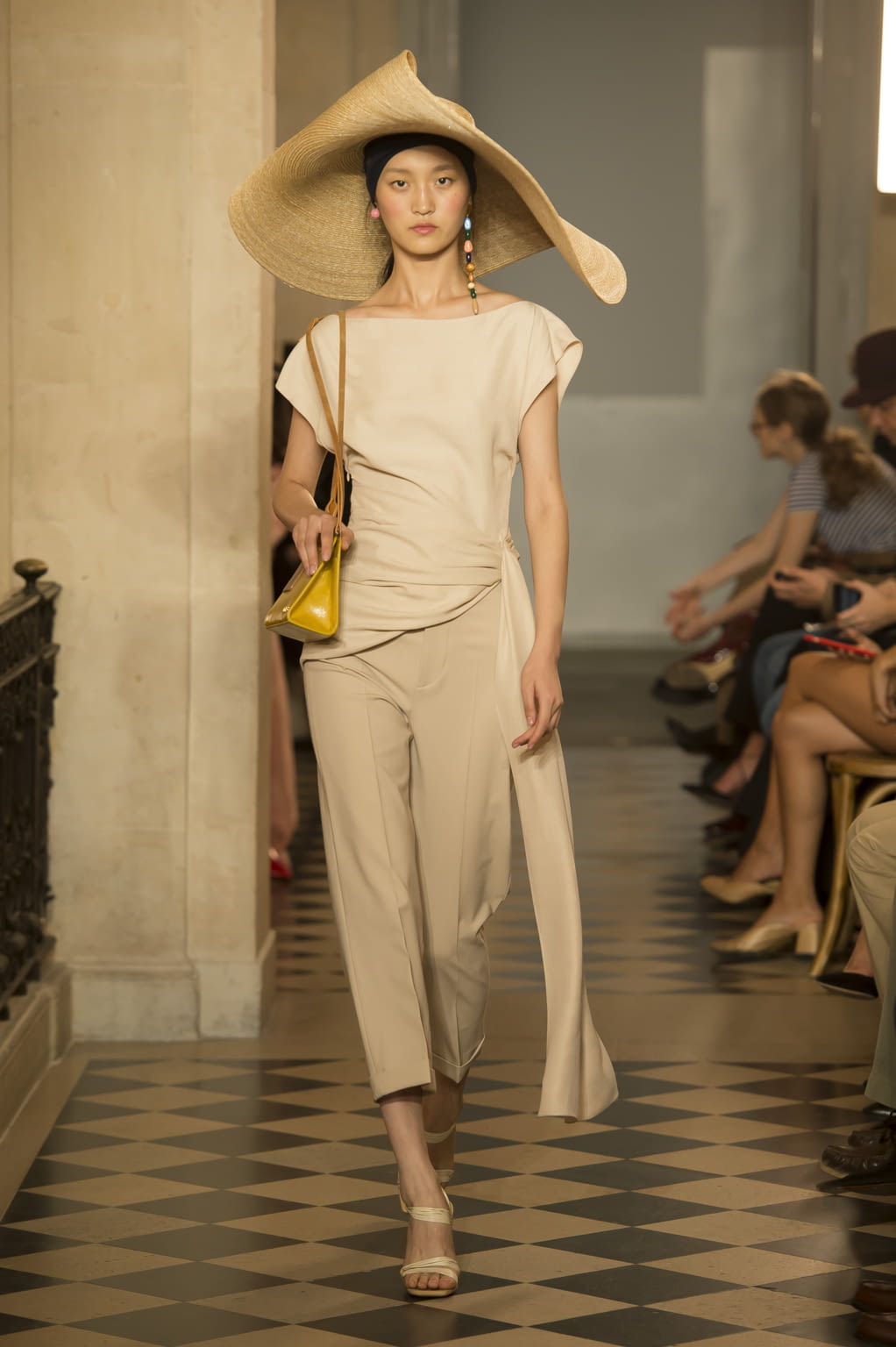 Fashion Week Paris Spring/Summer 2018 look 27 from the Jacquemus collection 女装