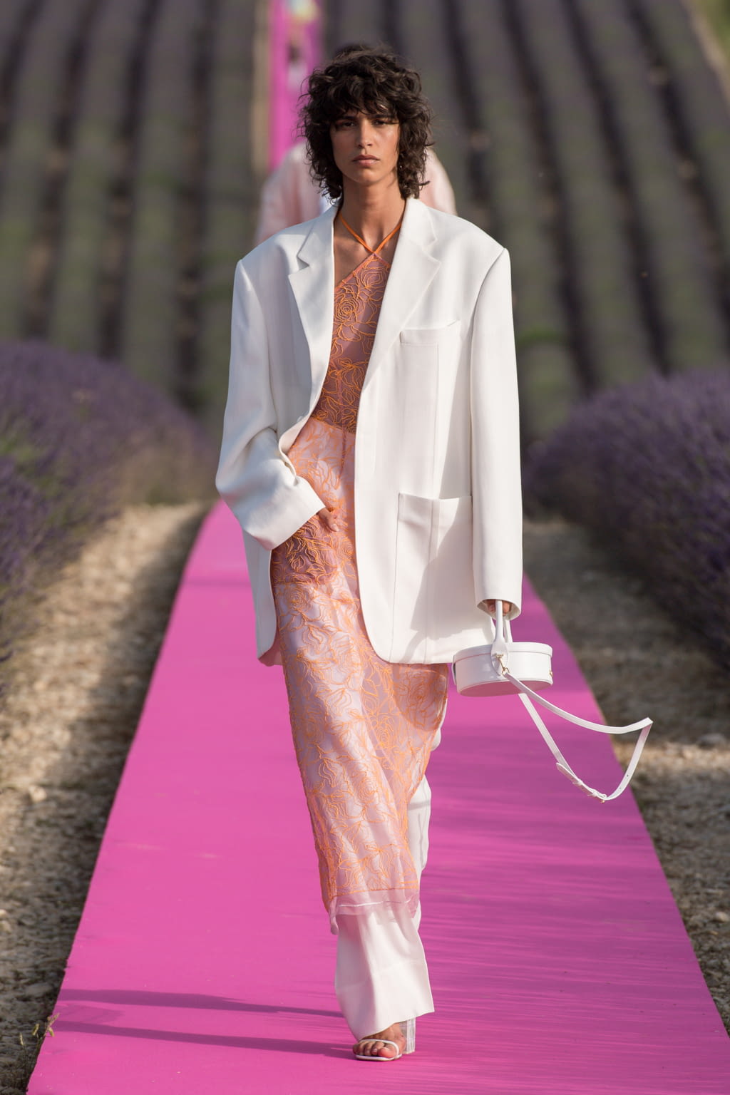 Fashion Week Paris Spring/Summer 2020 look 1 de la collection Jacquemus womenswear
